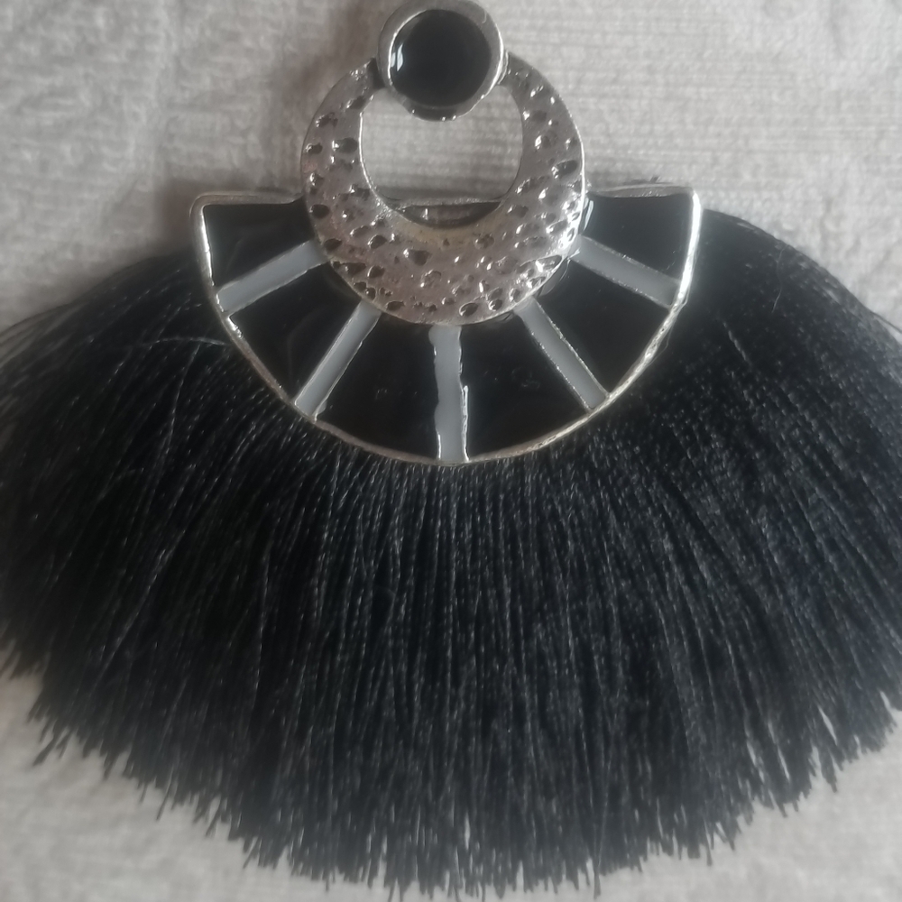 🏷Black Fanned Tassle Drop Necklace w/Earrings Set - Picture 2 of 2